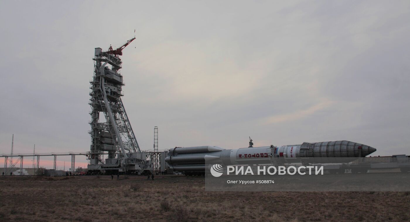Вывоз ракеты "Протон-М" на стартовый комплекс
