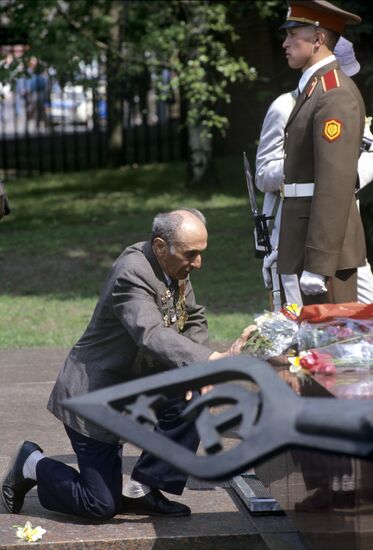 Возложение цветов