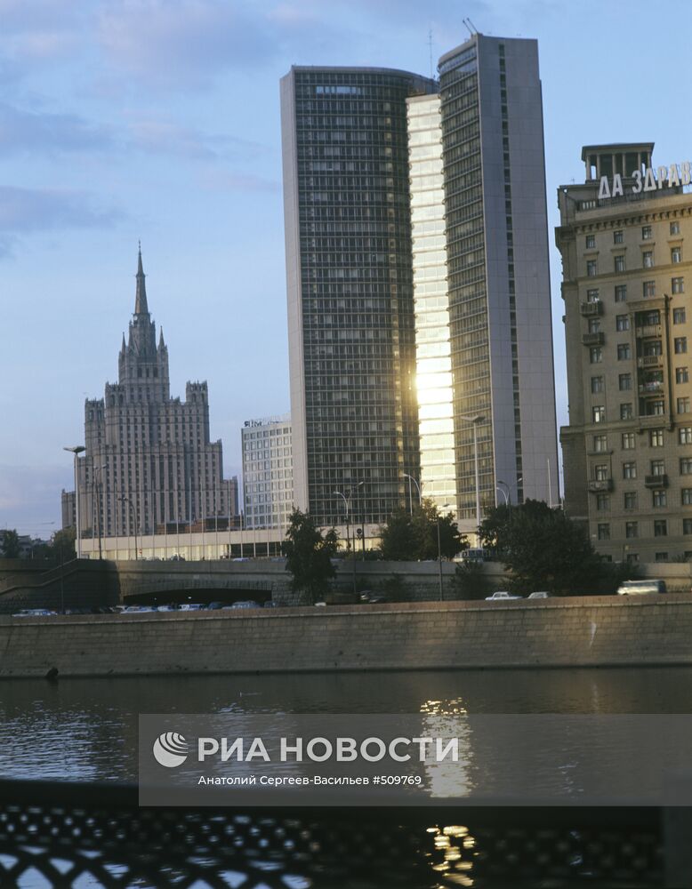 Здание сэв архитектор. Дом СЭВ. Мэрия бывшее здание СЭВ на 850 летие Москвы. Белый дом и СЭВ. Здание СЭВ вид сверху.