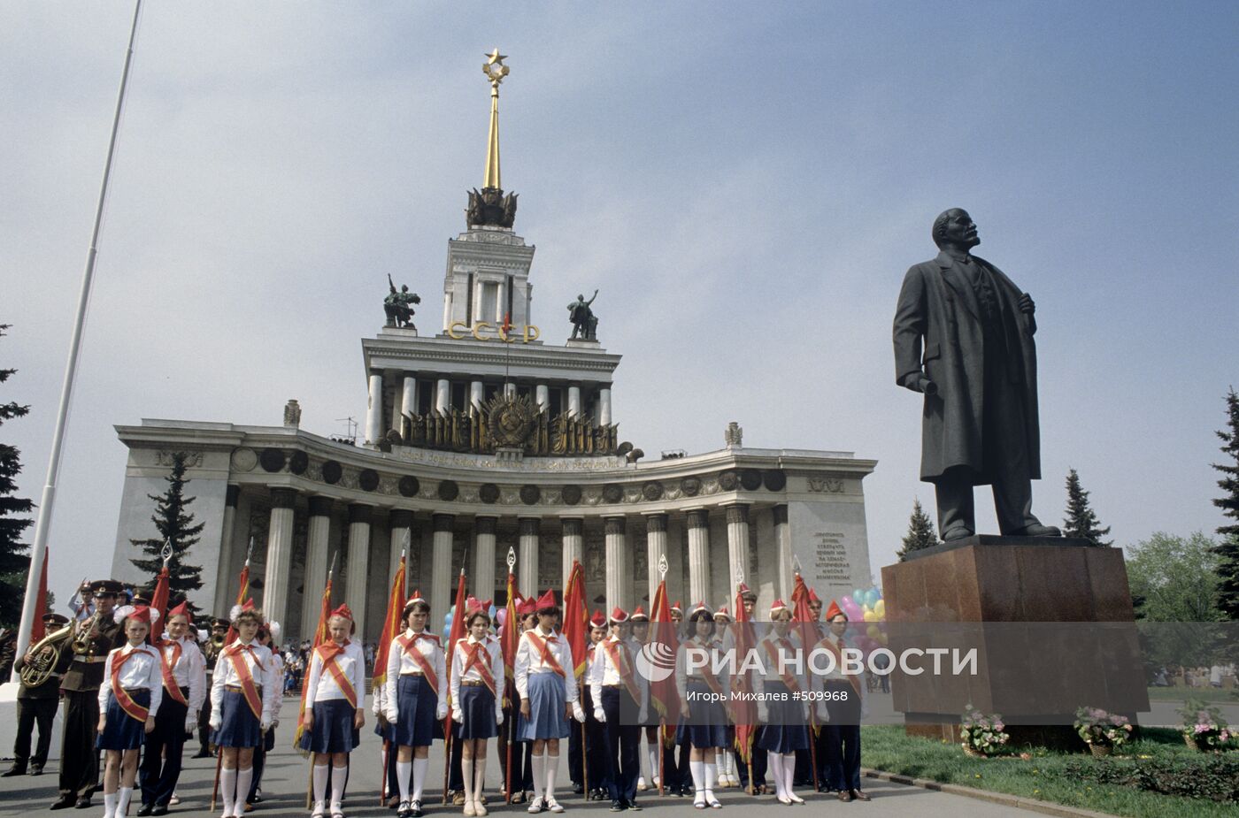 Павильон "Центральный" на территории ВДНХ СССР