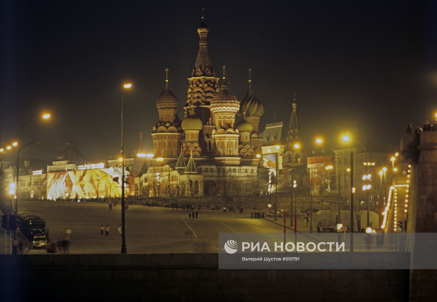 Первомайский вечер на Красной площади в Москве.