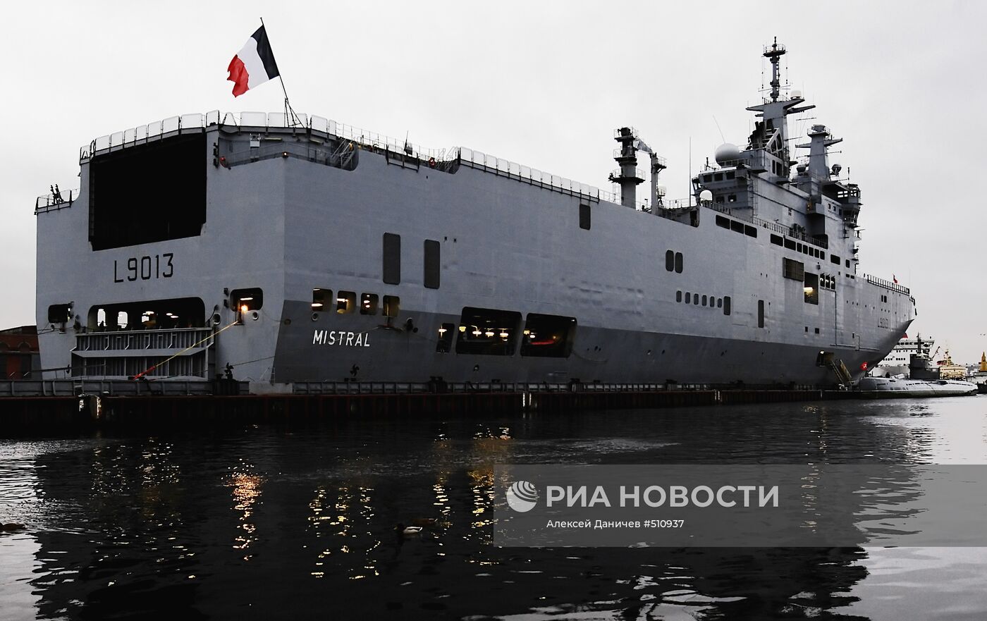 Французский военный корабль-вертолетоносец класса "Мистраль"
