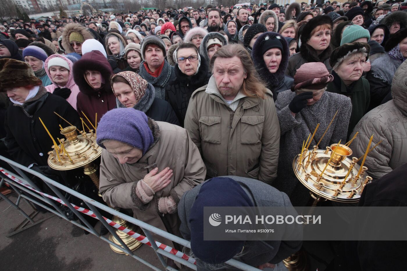 Траурная процессия у храма святых апостолов Петра и Павла