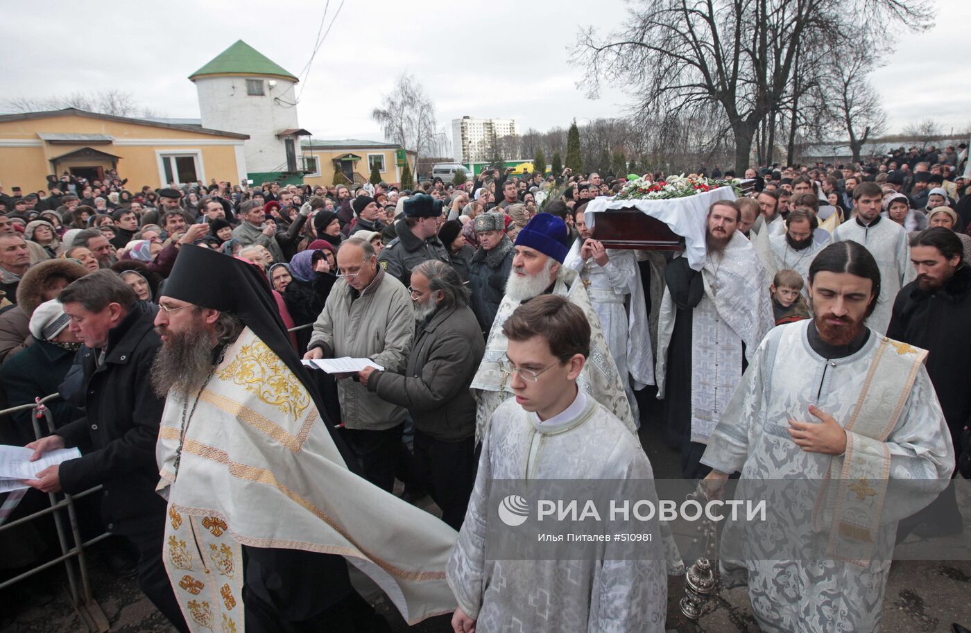 Траурная процессия у храма святых апостолов Петра и Павла