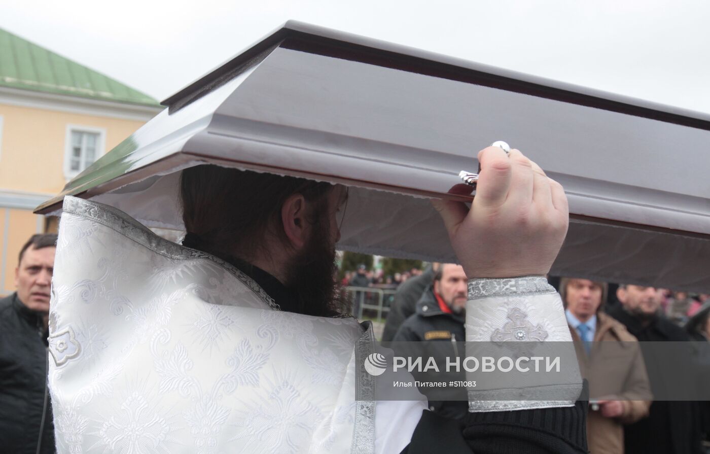 Траурная процессия у храма святых апостолов Петра и Павла