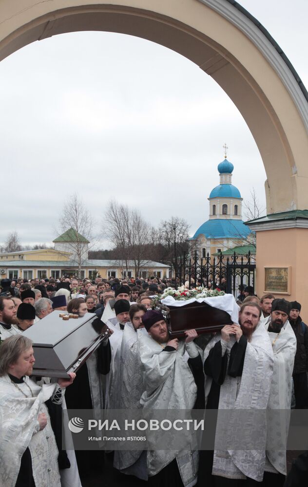 Траурная процессия у храма святых апостолов Петра и Павла