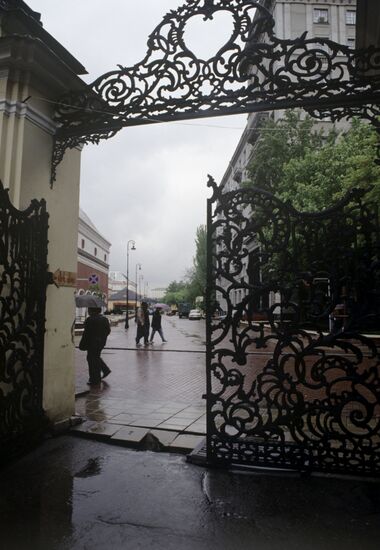 Ворота в Лаврушинском переулке