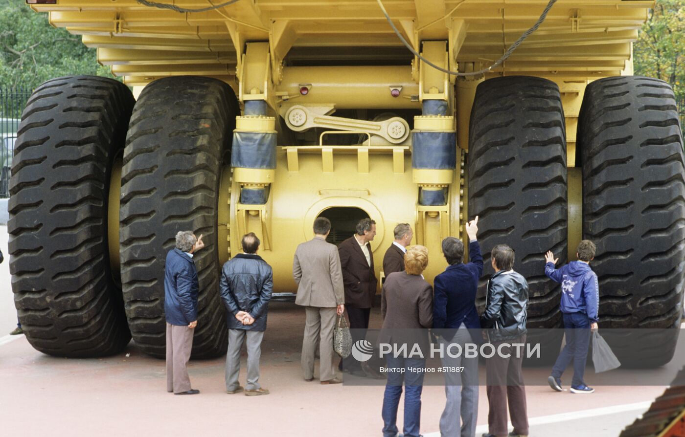 Карьерный 180-тонный самосвал "БелАЗ-7521" на  выставка "Автопром-84"