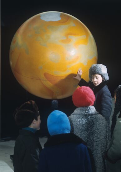 Школьники у глобуса Марса