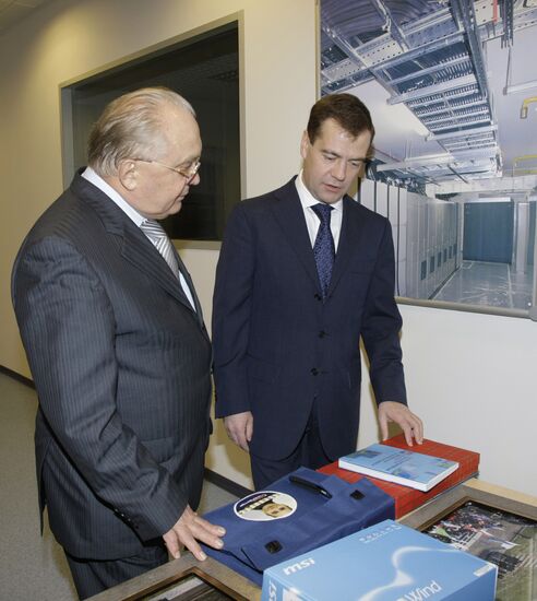 Д.Медведев осмотрел новый отечественный суперкомпьютер в МГУ