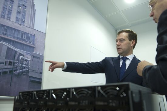 Д.Медведев осмотрел новый отечественный суперкомпьютер в МГУ