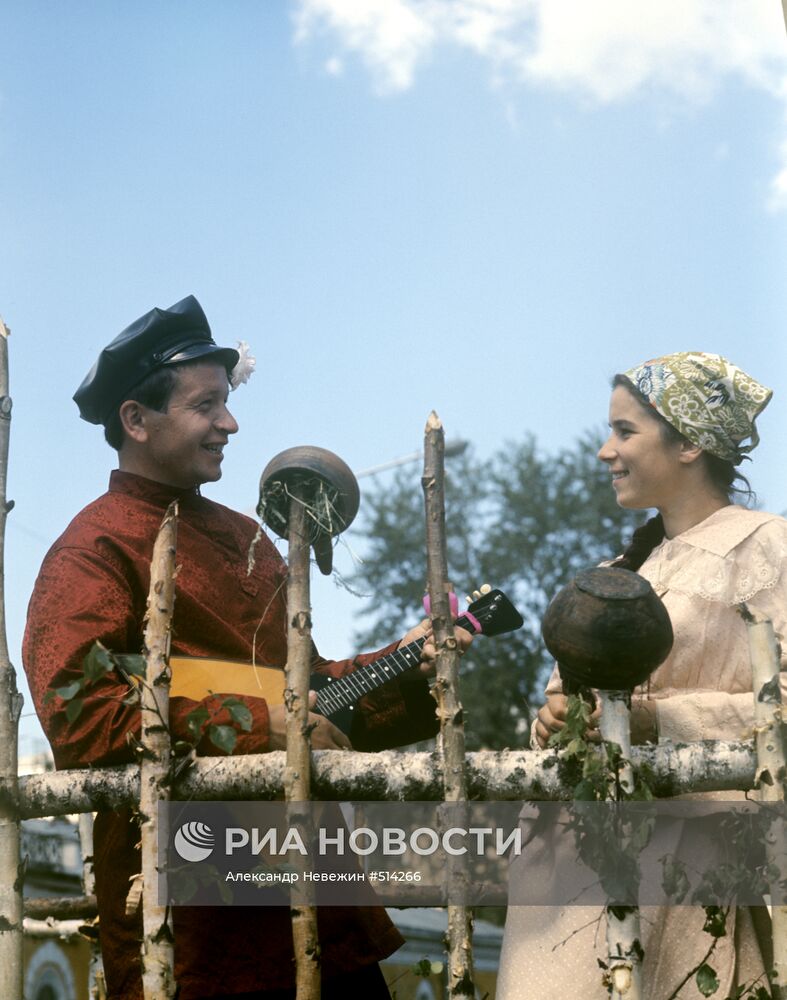 Самодеятельные артисты И. Голубев и Л. Гаврилова