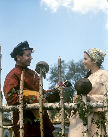 Самодеятельные артисты И. Голубев и Л. Гаврилова