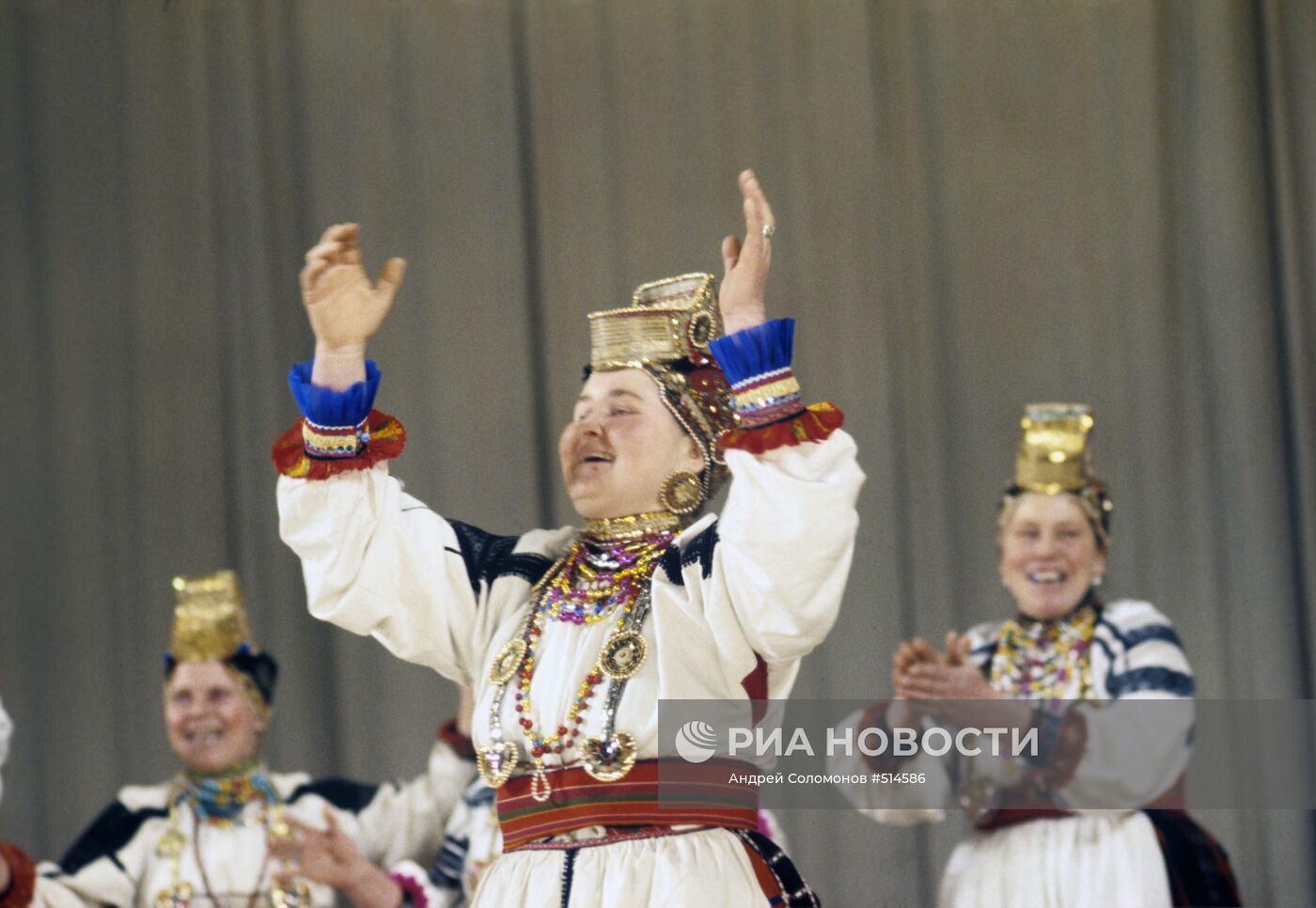 На сцене жители села Подсереднего в пляске "Пересек"