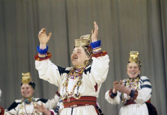 На сцене жители села Подсереднего в пляске "Пересек"
