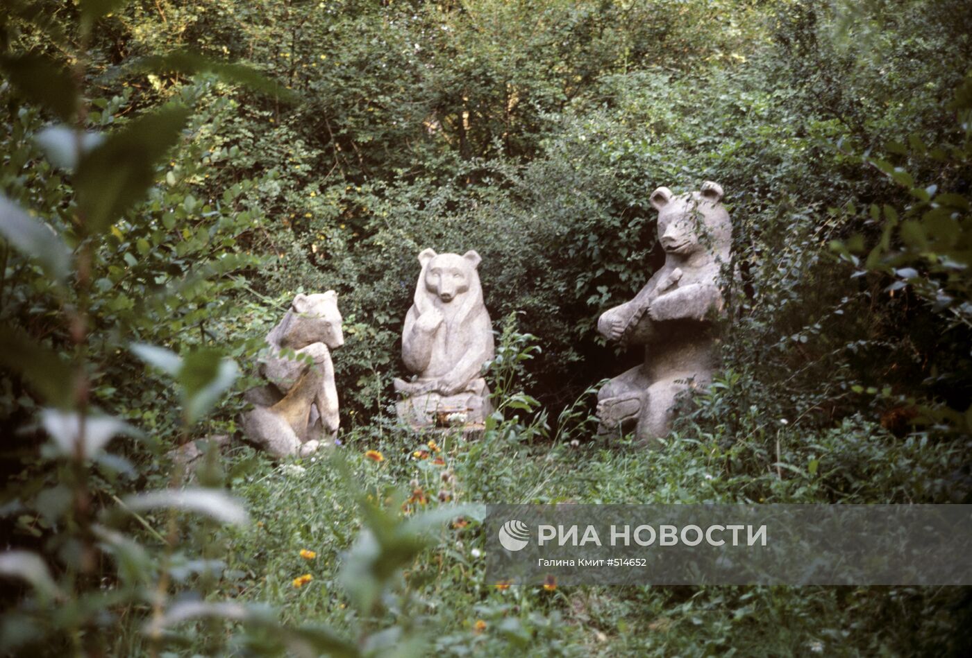 Скульптуры из дерева "Семья медведей"