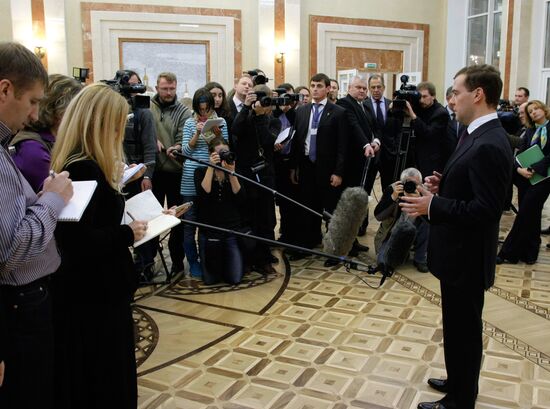 Президент РФ посетил российское посольство в Минске