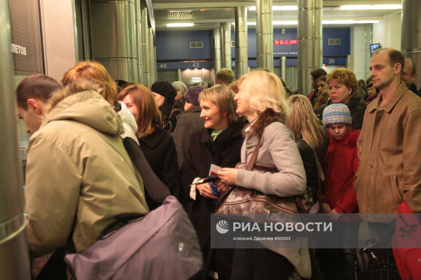 Пассажиры сдают билеты на вокзале в Санкт-Петербурге