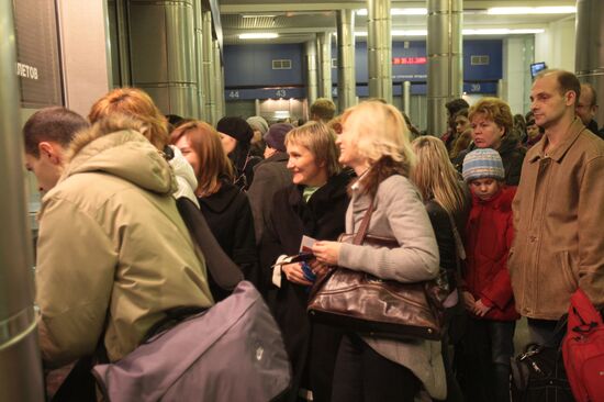 Пассажиры сдают билеты на вокзале в Санкт-Петербурге