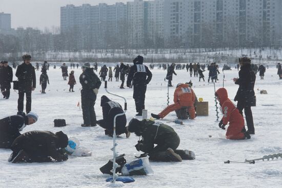 Соревнования любителей подледного лова в Москве