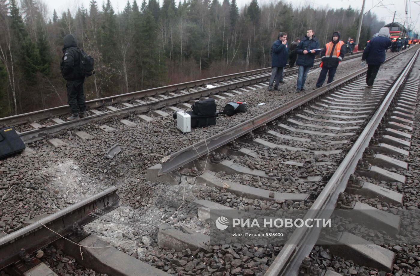 Разобрали рельсы. Железнодорожное полотно. Выплески пути на железной дороге. Сломанные рельсы.