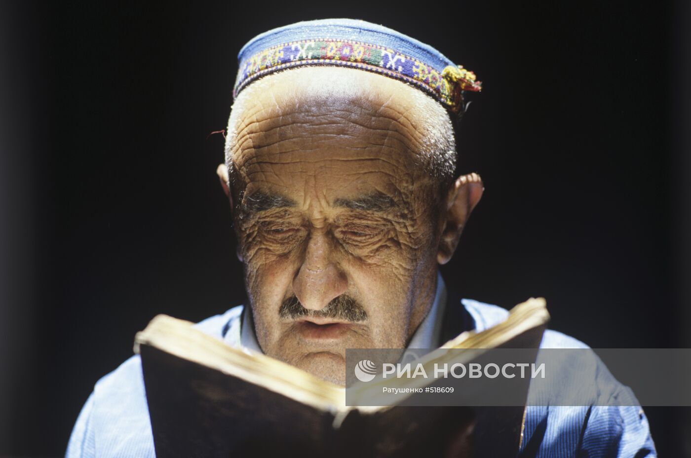 Джамшед Таибов читает рукописный Коран