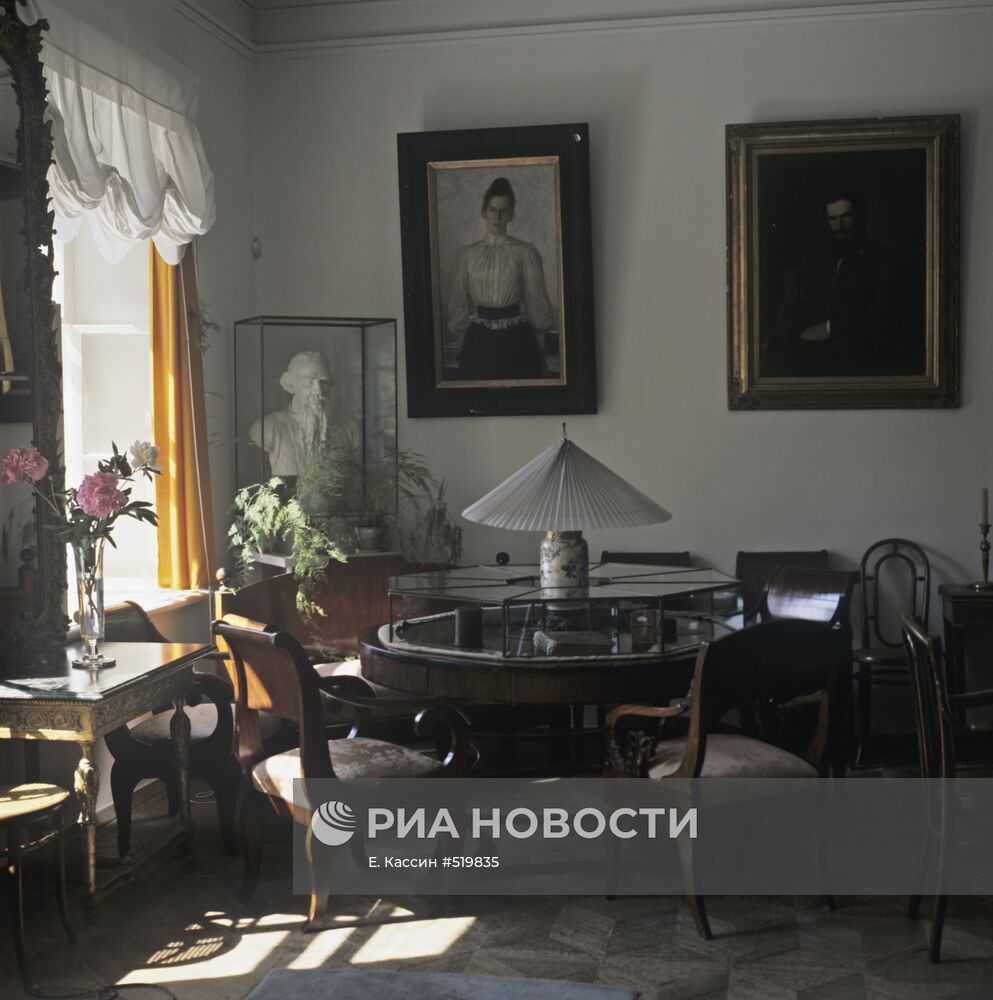 Уголок залы в доме Л. Н. Толстого