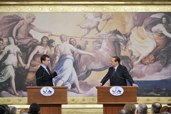Д.Медведев и С.Берлускони на пресс-конференции
