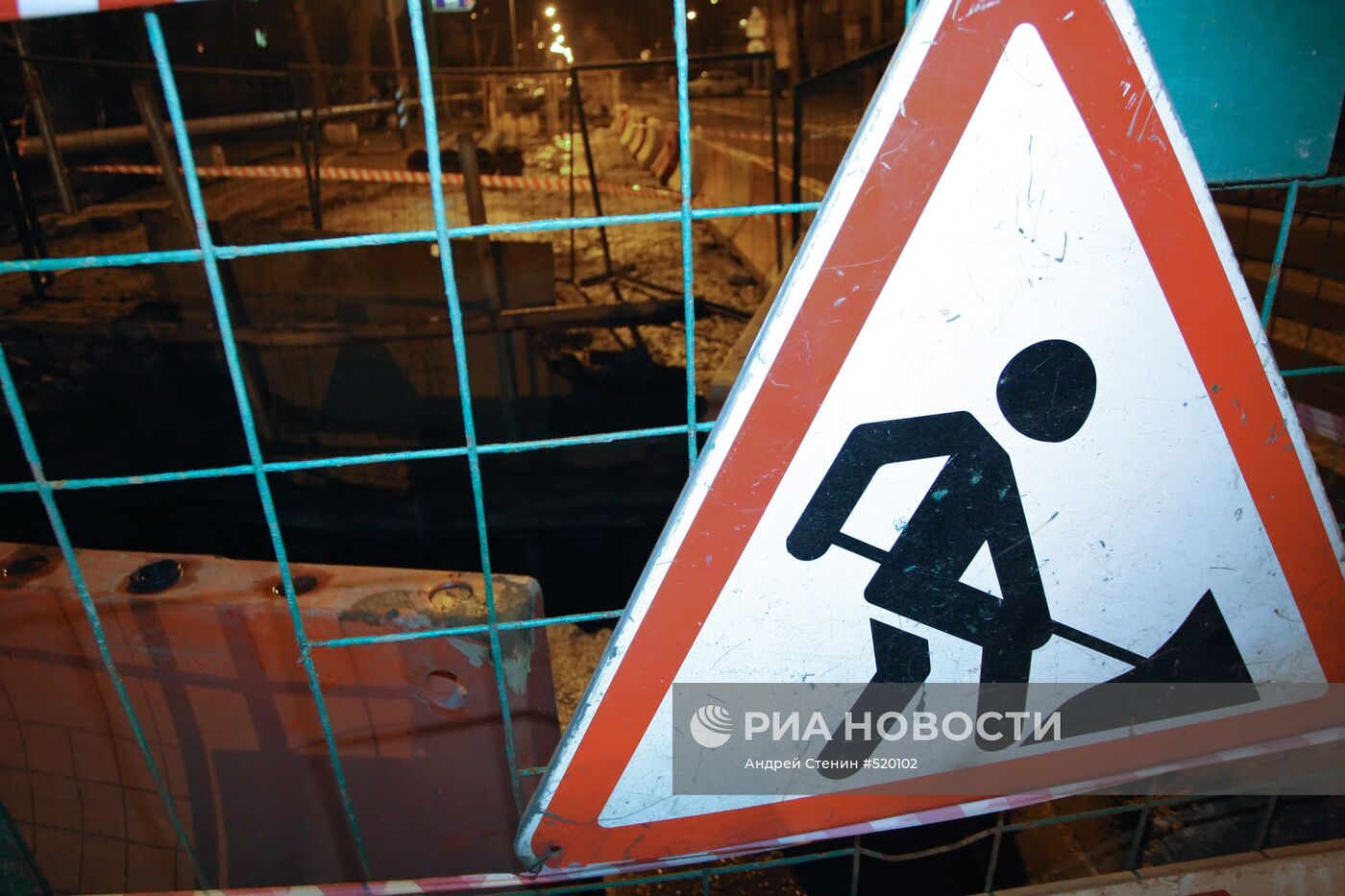 Трое рабочих отравились газом в подземном коллекторе в Москве