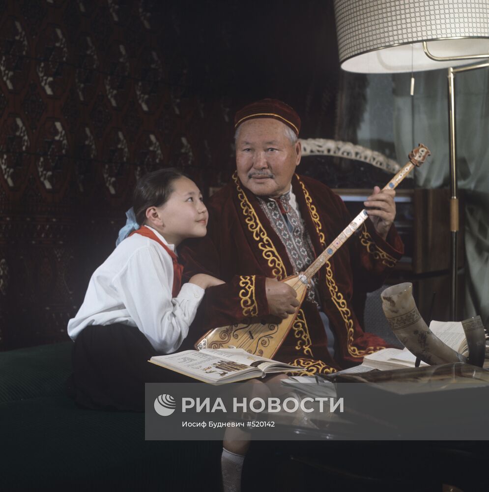 Писатель С.Муканов с внучкой