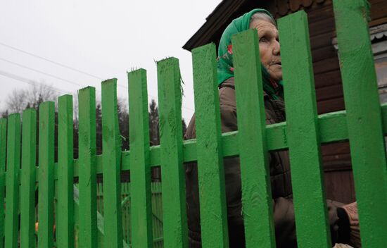 Пенсионерке Елене Голубевой установили новый забор