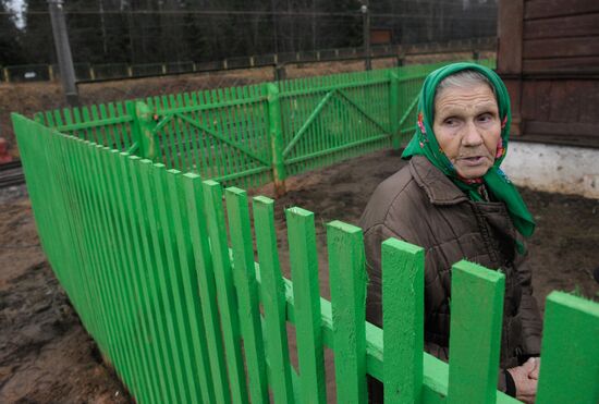 Пенсионерке Елене Голубевой установили новый забор