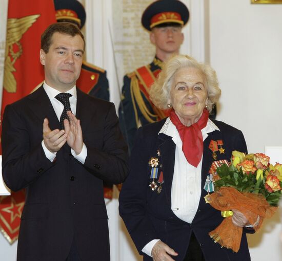 Д.Медведев вручил награды ветеранам ВОВ