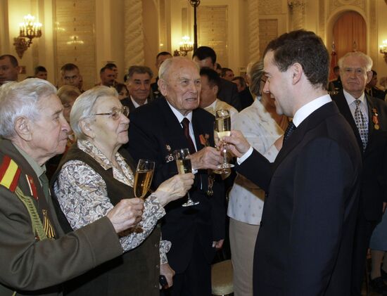 Д.Медведев вручил награды ветеранам ВОВ