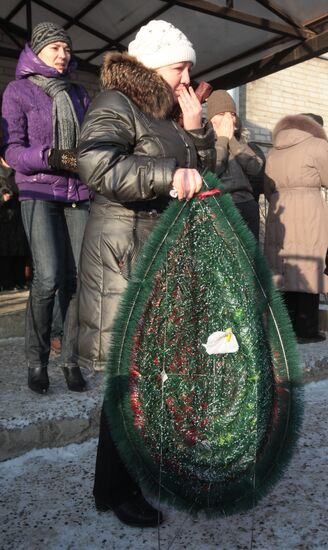 Выдача родственникам тел погибших при пожаре в пермском клубе