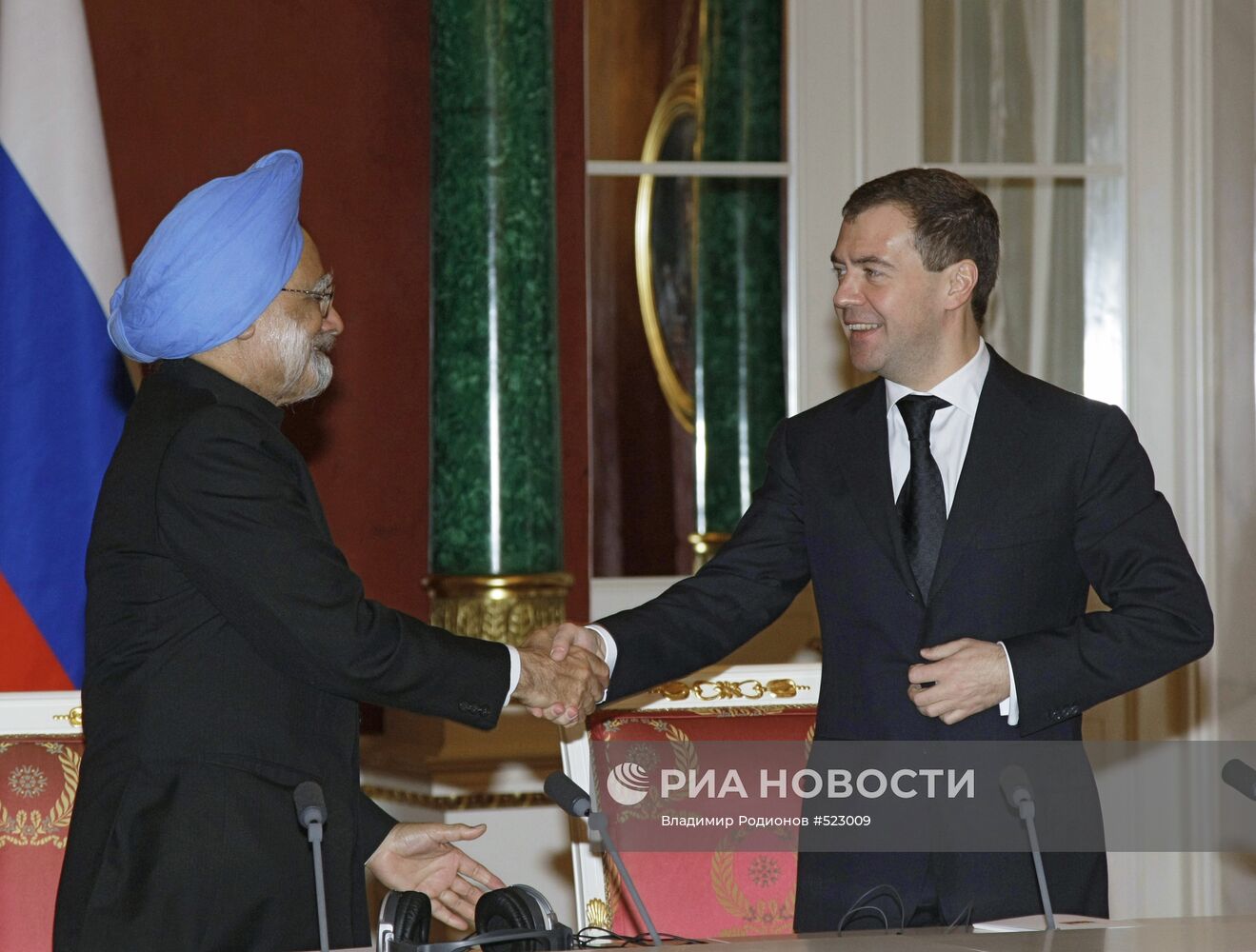 Д.Медведев и М.Сингх на пресс-конференции в Москве