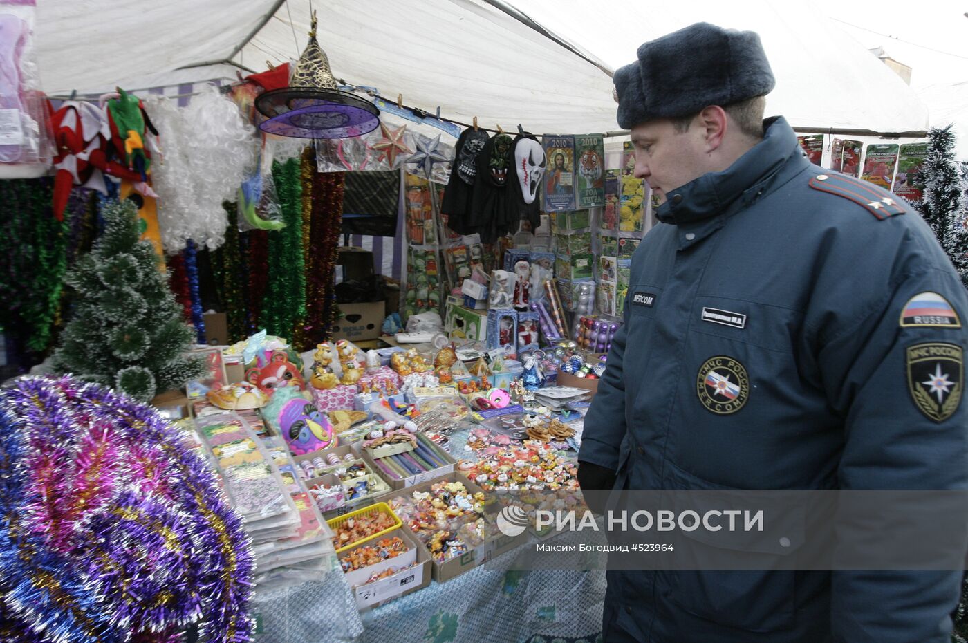 Рейд МЧС по точкам рынка, торгующим пиротехникой, в Казани