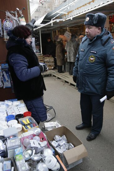 Рейд МЧС по точкам рынка, торгующим пиротехникой, в Казани