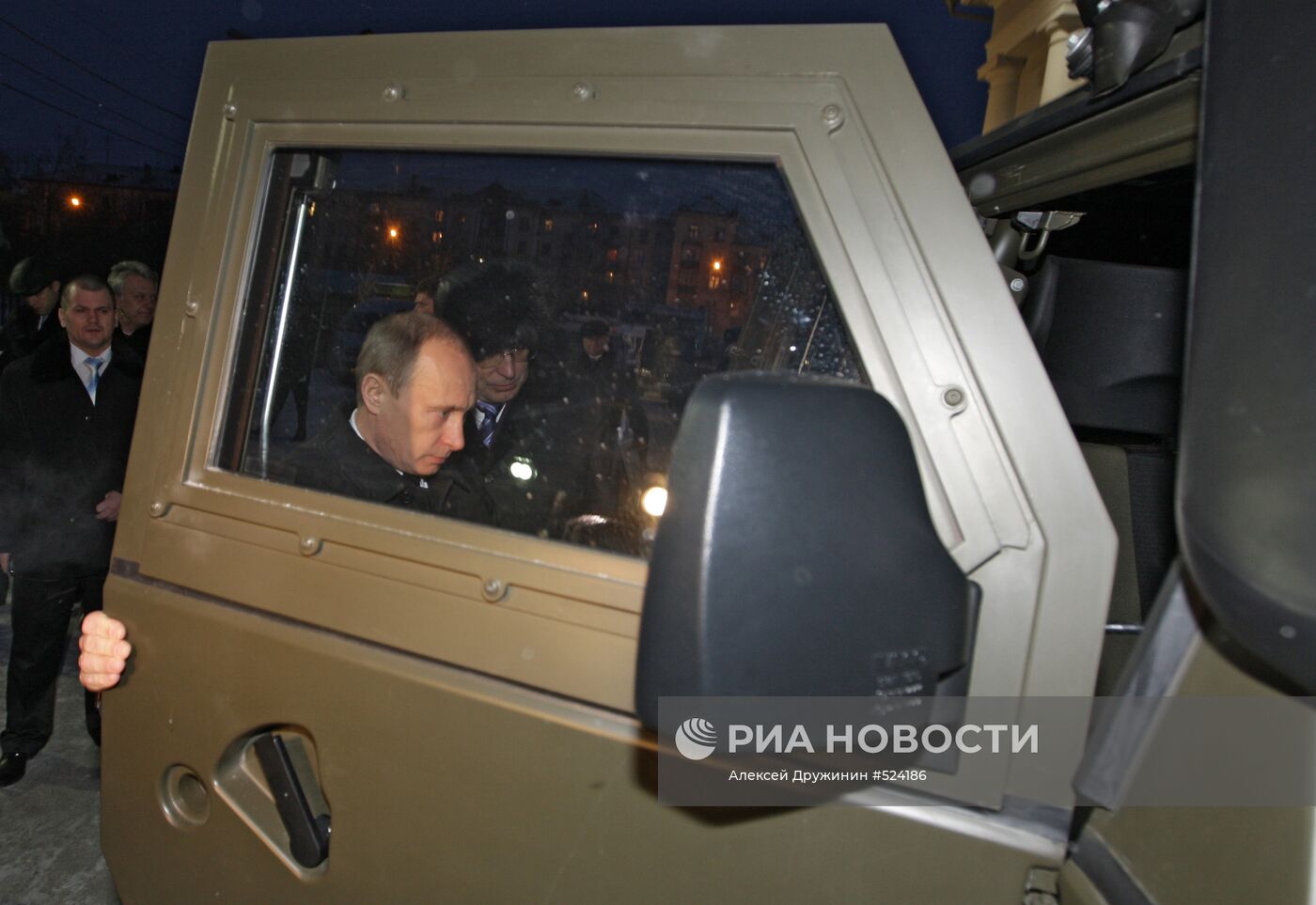 В.Путин осмотрел автомобиль специального назначения "Тигр".