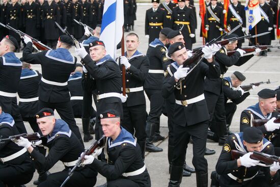На празднике в Балтийске в честь Дня морской пехоты России