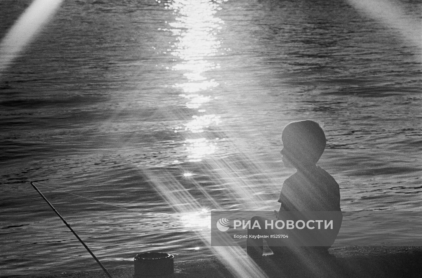 Мальчишка – рыбак