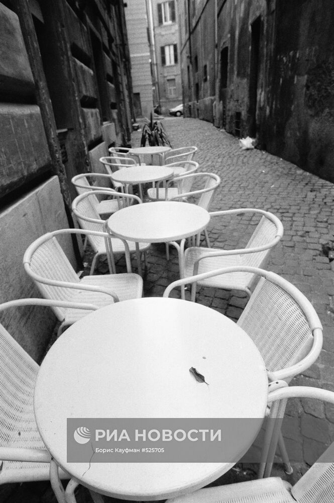 Столики кафе в переулке Рима