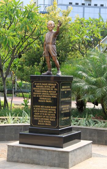 Бронзовая статуя президента США Барака Обамы в Индонезии