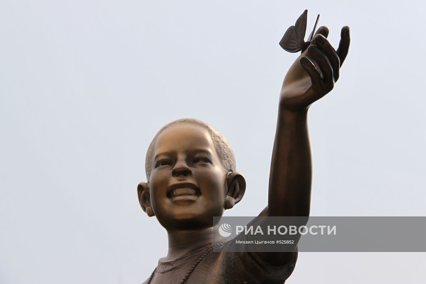Бронзовая статуя президента США Барака Обамы в Индонезии