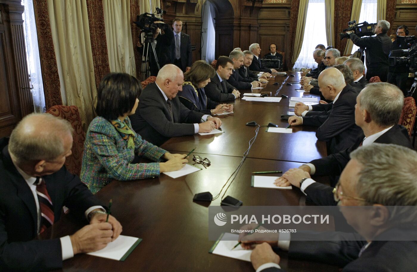 Д.Медведев провел встречу с судьями Конституционного суда РФ