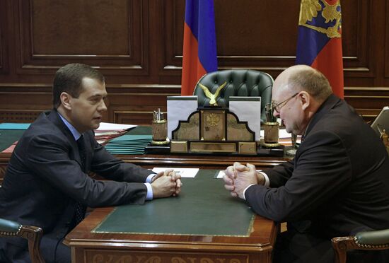 Д.Медведев провел встречу с новым послом РФ в Узбекистане