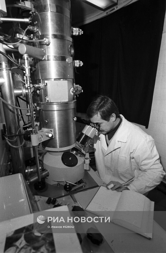 В лаборатории электронной микроскопии