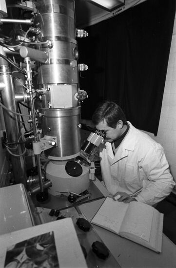 В лаборатории электронной микроскопии