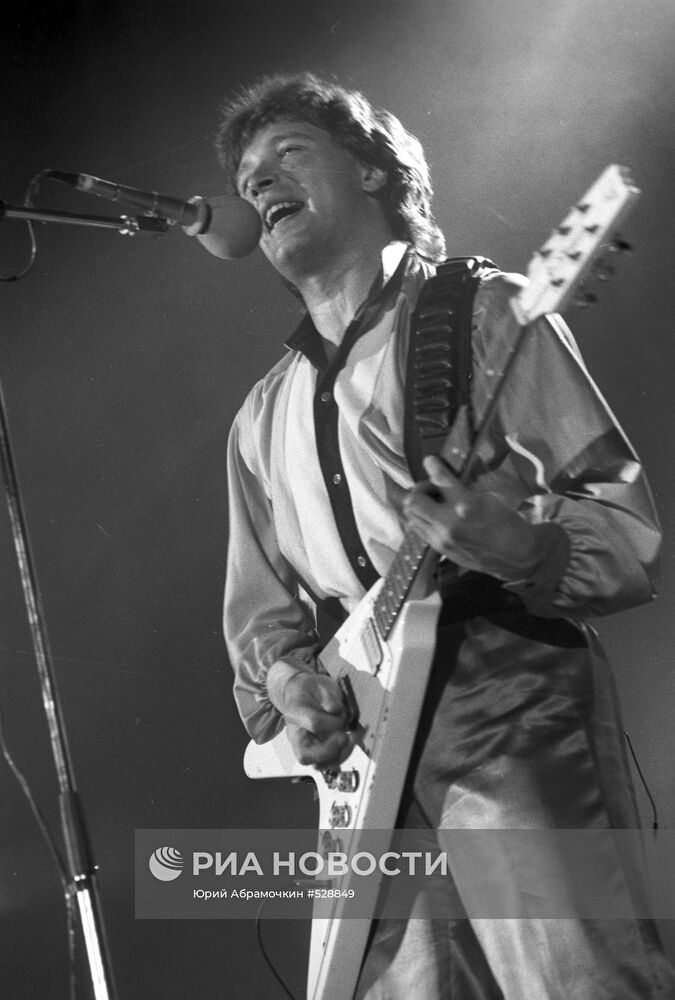 Cолист рок-группы "Земляне" И. Романов