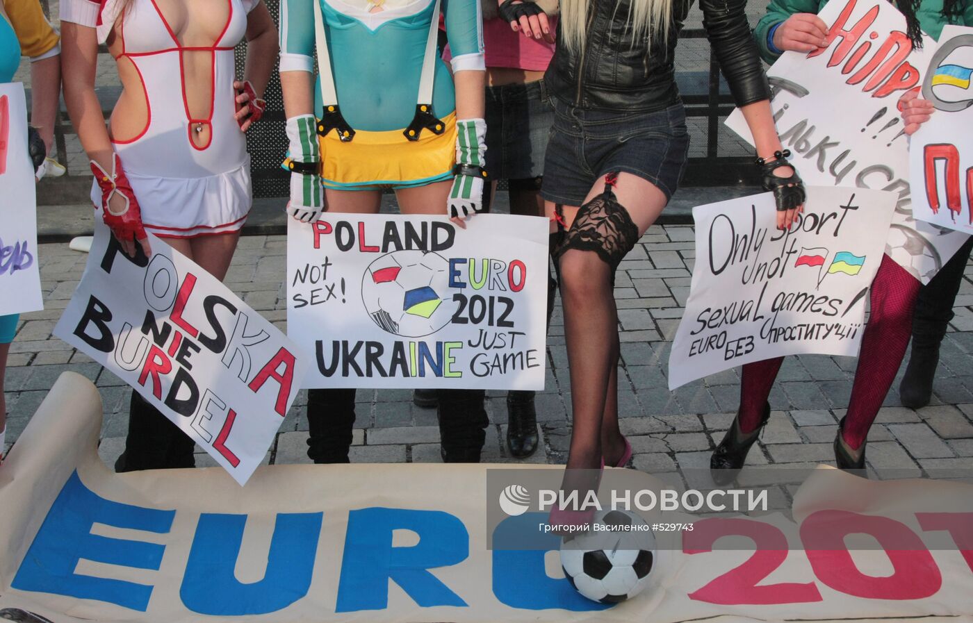 Акция движения FEMEN "Евро 2012 - без проституции!" в Киеве
